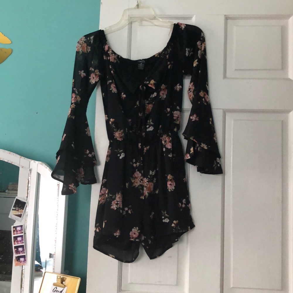 Black flower pattern short jumper